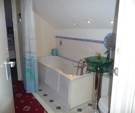 Linchens Bed And Breakfast Felbridge Экстерьер фото