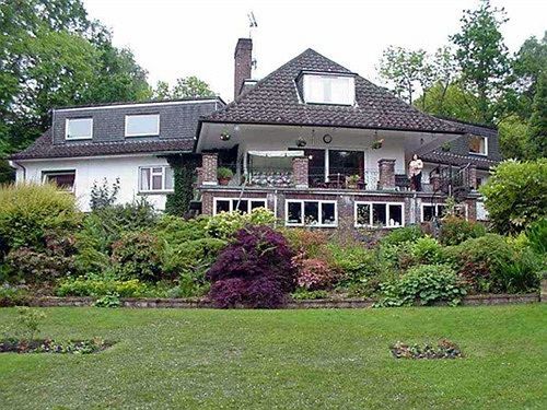 Linchens Bed And Breakfast Felbridge Экстерьер фото